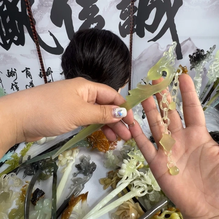蛇纹石玉未镶嵌发饰墨*蝶