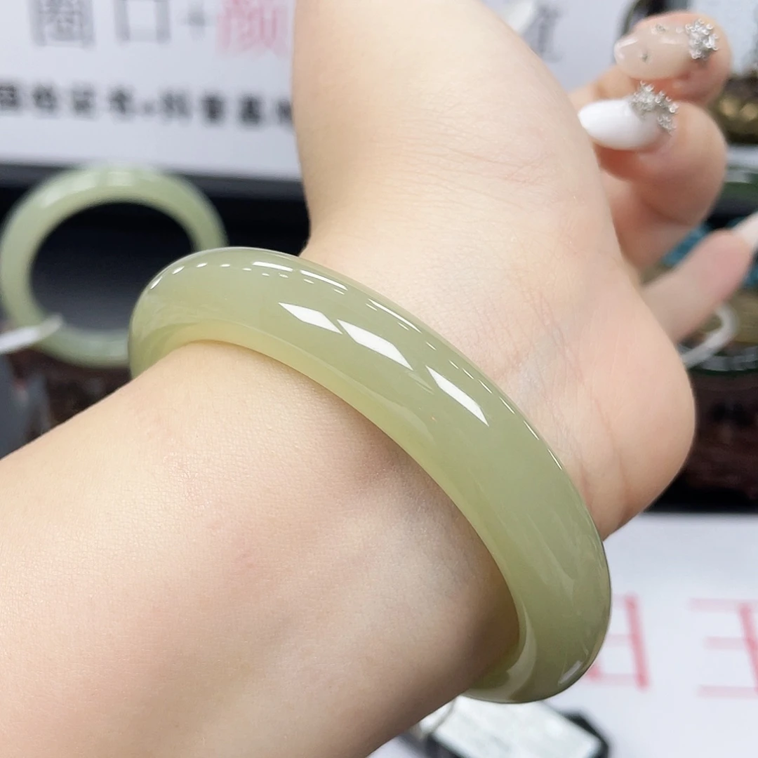 和田玉未镶嵌手镯