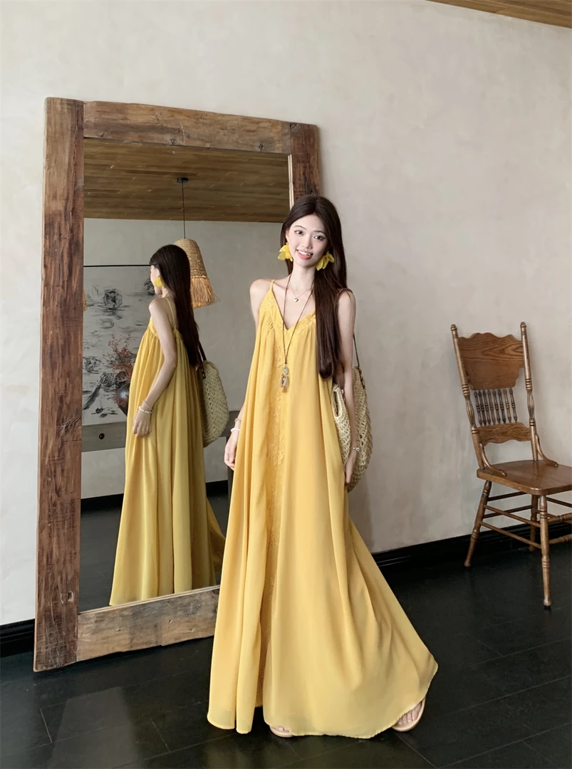 氛围感度假风蕾丝拼接V领吊带裙女夏季飘逸大裙摆连衣裙2025新款