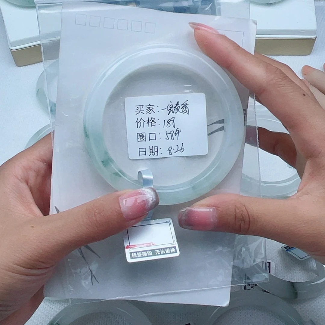 一***香未镶嵌手镯石英质玉（金丝玉）