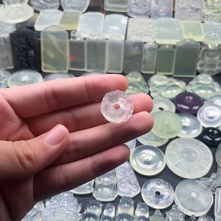 岫玉未镶嵌颈饰龙扣