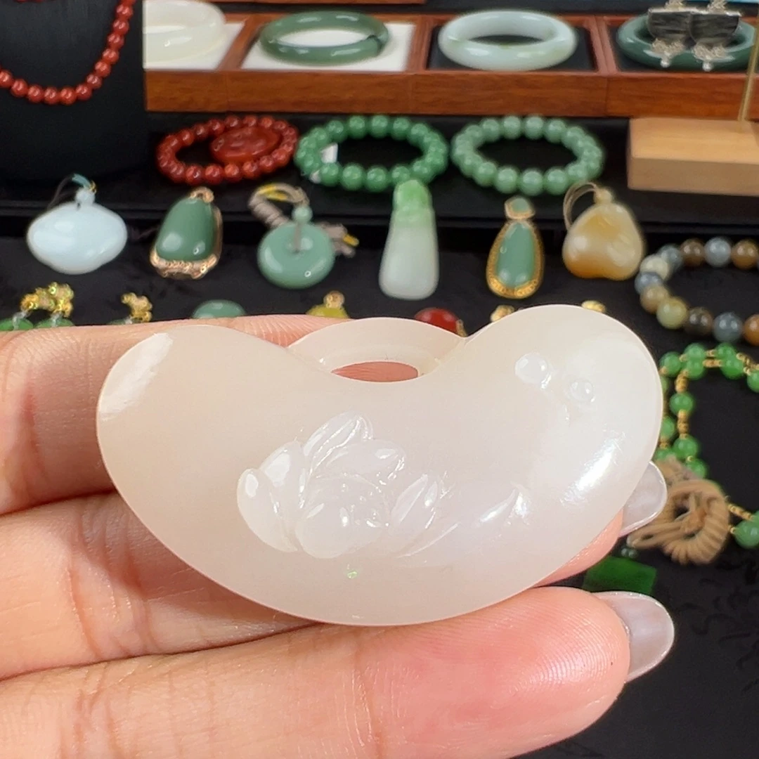 和田玉未镶嵌颈饰藕粉平安锁荷花牌