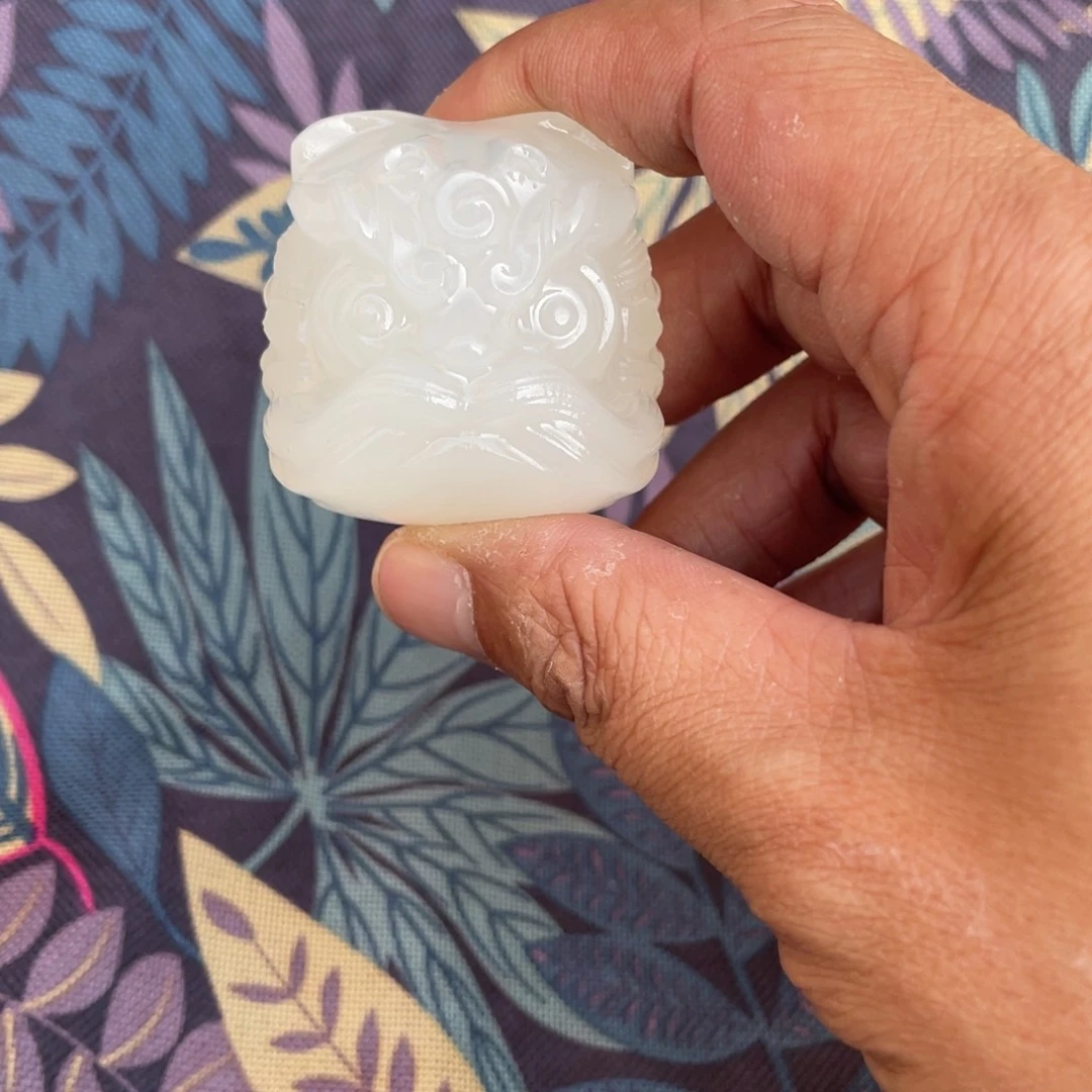 透闪石质玉把件未镶嵌白雪公主醒狮