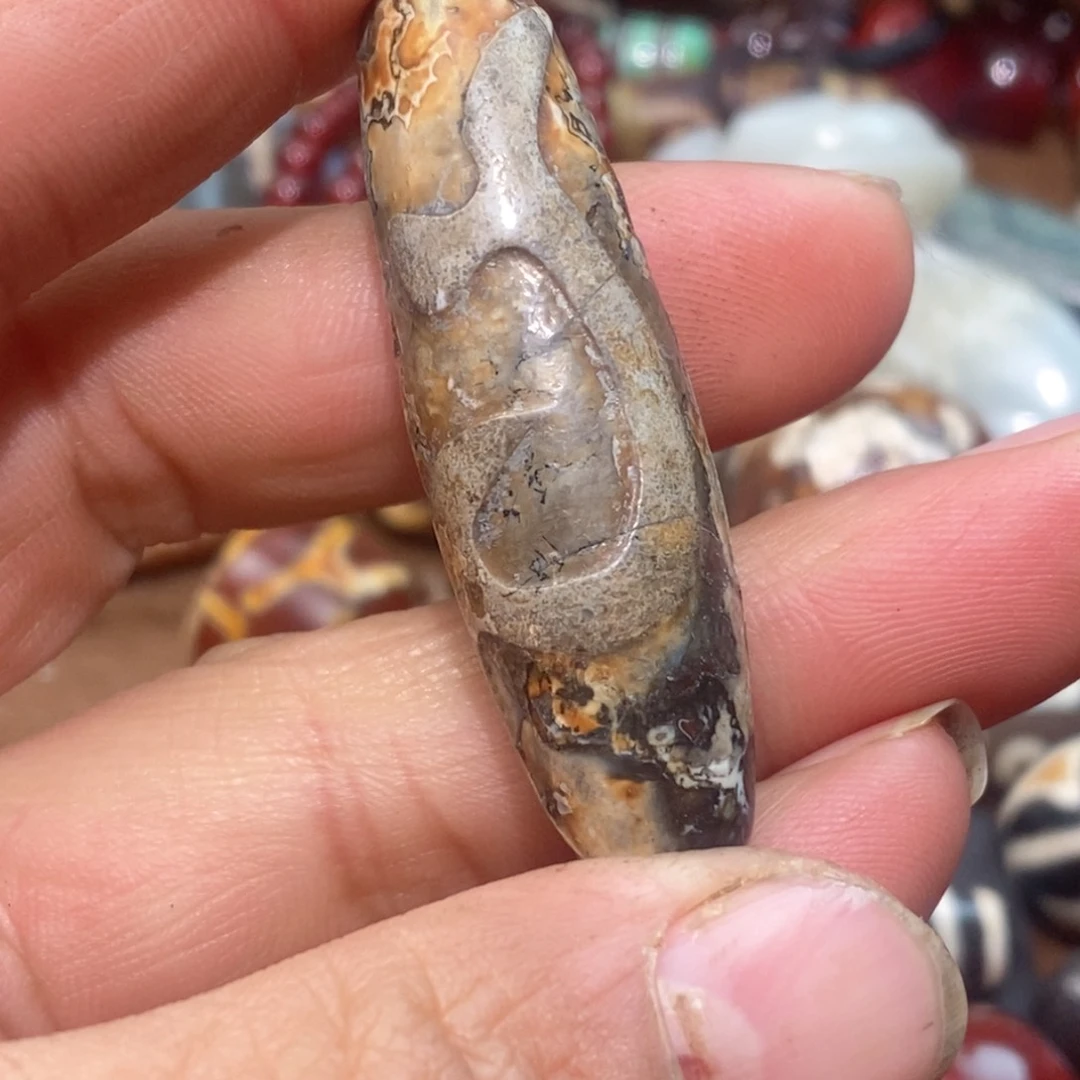 未镶嵌珠子的颜色是蓝色玛瑙/玉髓