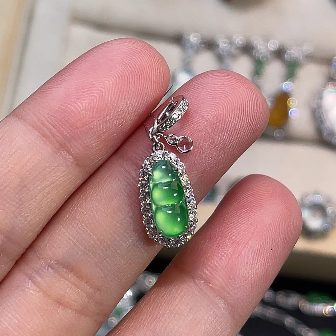 翡翠18K金镶嵌颈饰阳绿福豆