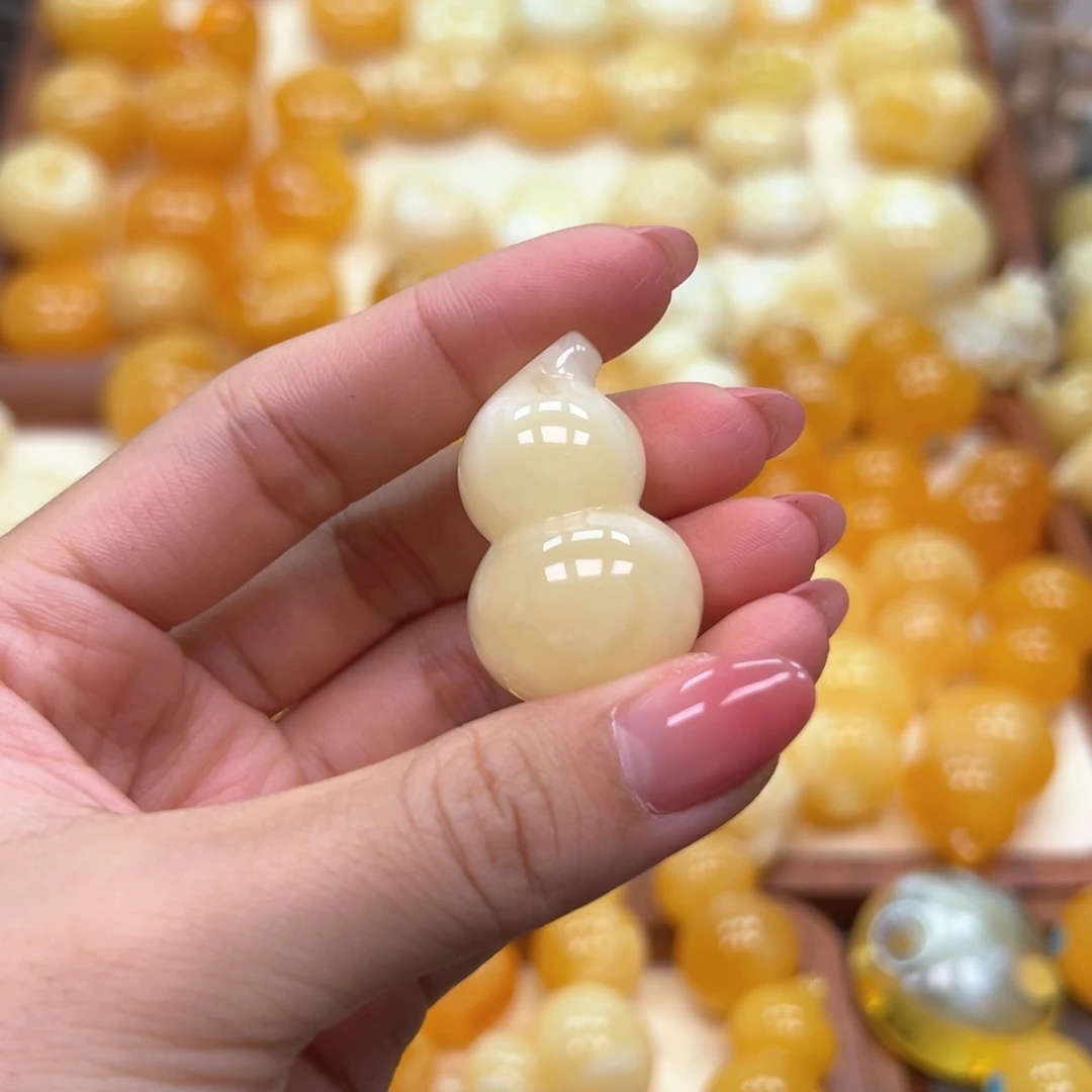 岚***豆琥珀未镶嵌颈饰蜜蜡
