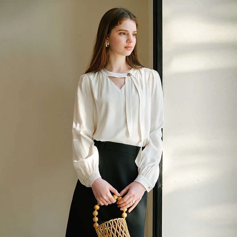 范思蓝恩小众小衫衬衫洋气时尚白衬衫法式春季V领25FS11131