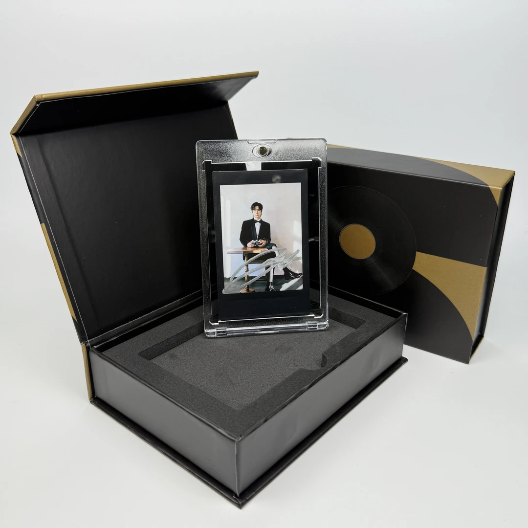 N5226王一博 签名正品拍立得照片 黑边