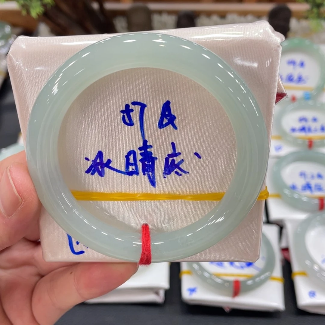 翡翠手镯未镶嵌翡翠