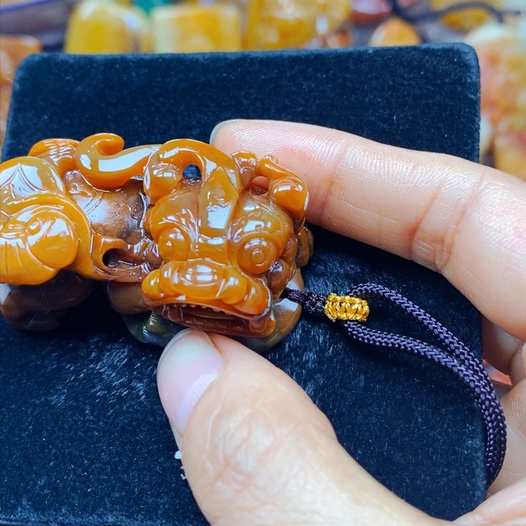 未镶嵌石英质玉（黄龙玉）颈饰