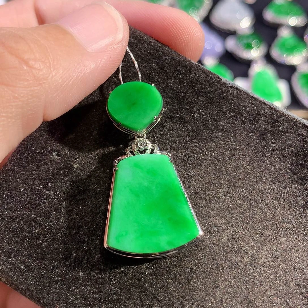 翡翠18K金镶嵌吊坠(赠链)