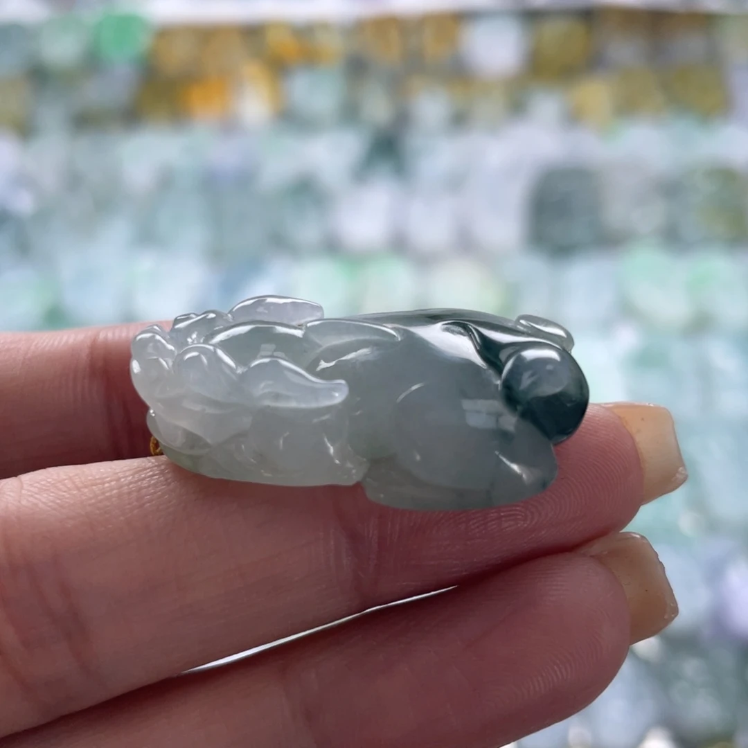 ζ***°翡翠未镶嵌颈饰貔貅