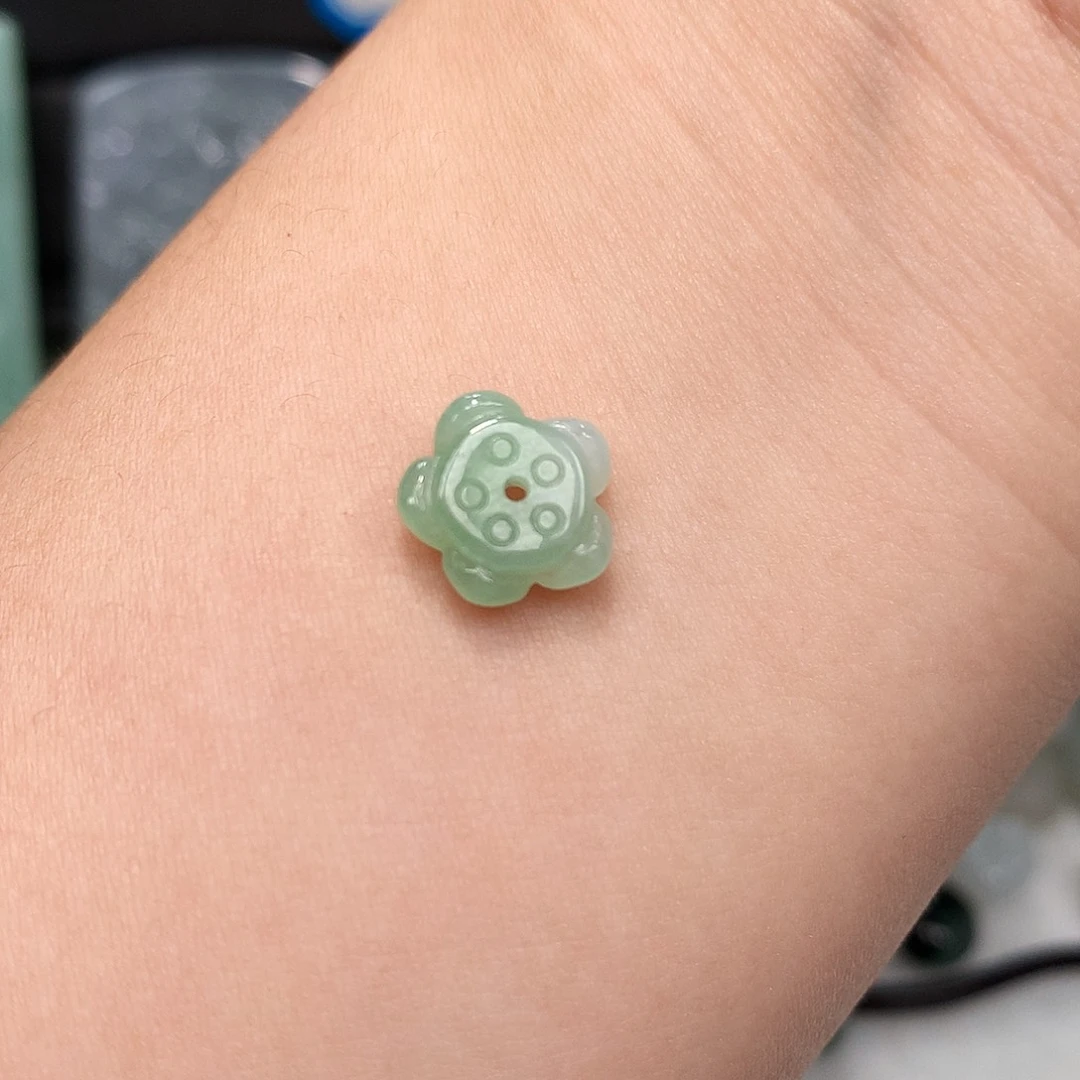 翡翠未镶嵌颈饰莲花