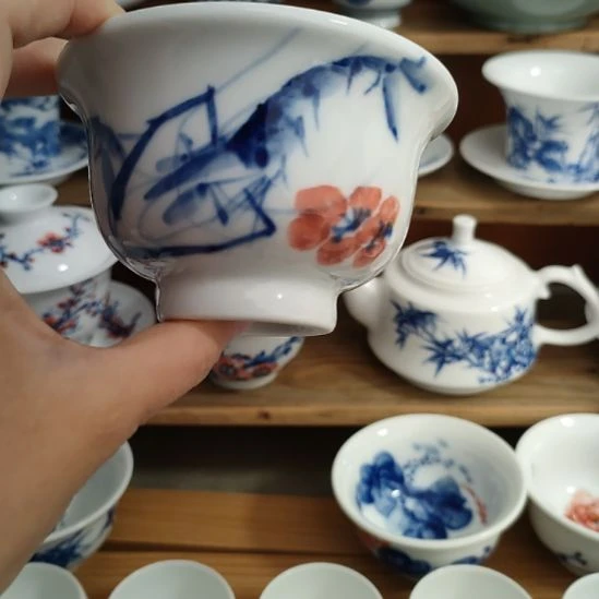 景德镇手绘压手杯虾趣图