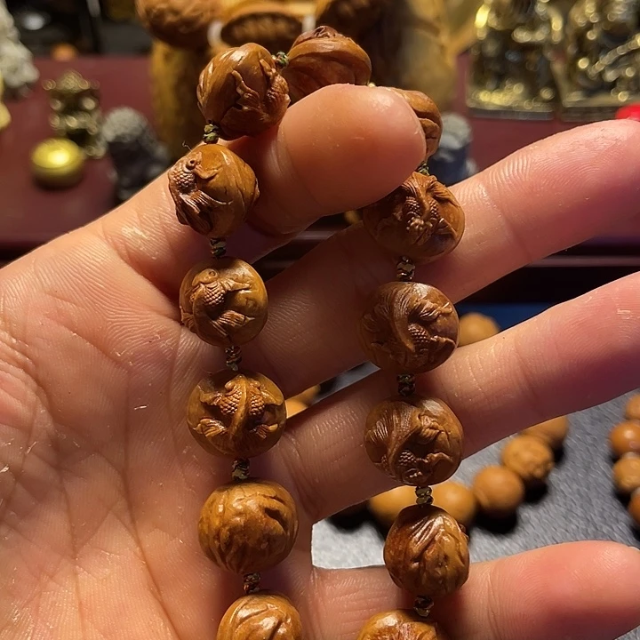 龙纹桃核雕刻金鱼