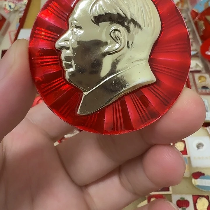 巧***派铝毛爷爷像章，万岁