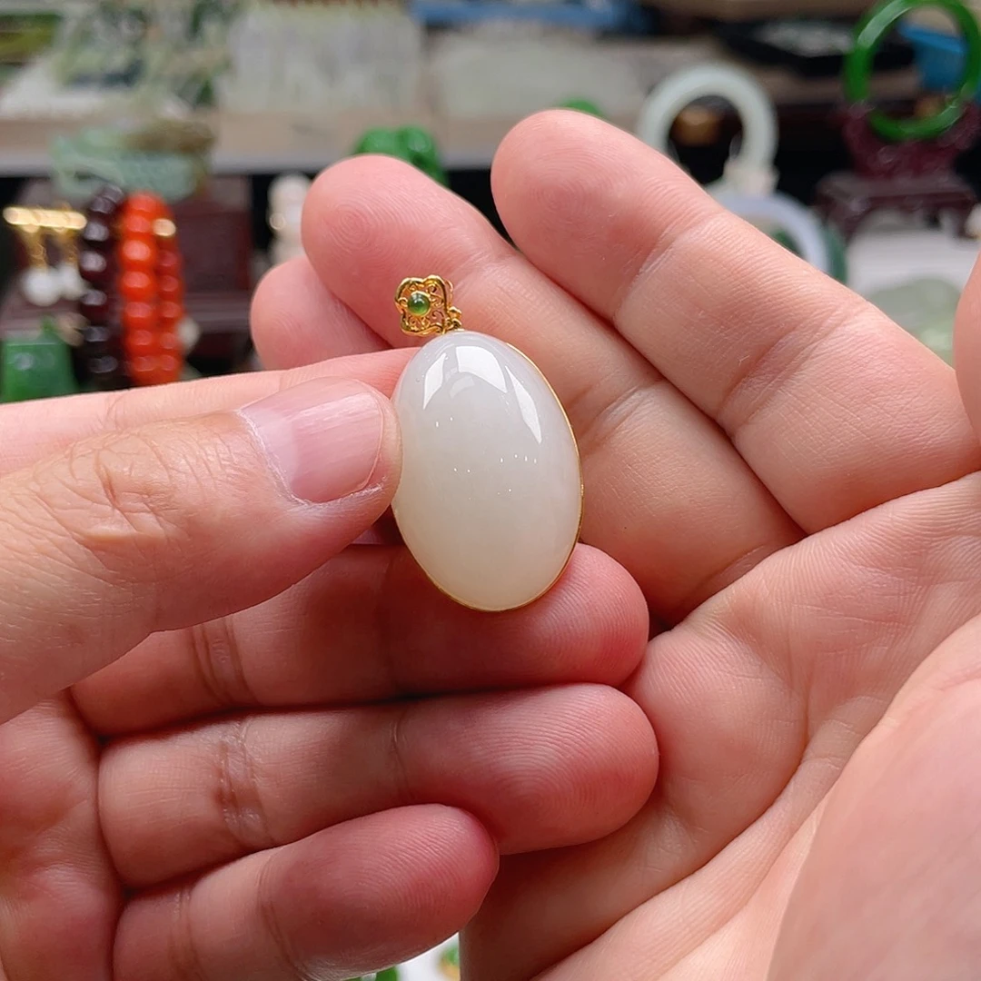 和田玉18K金镶嵌颈饰