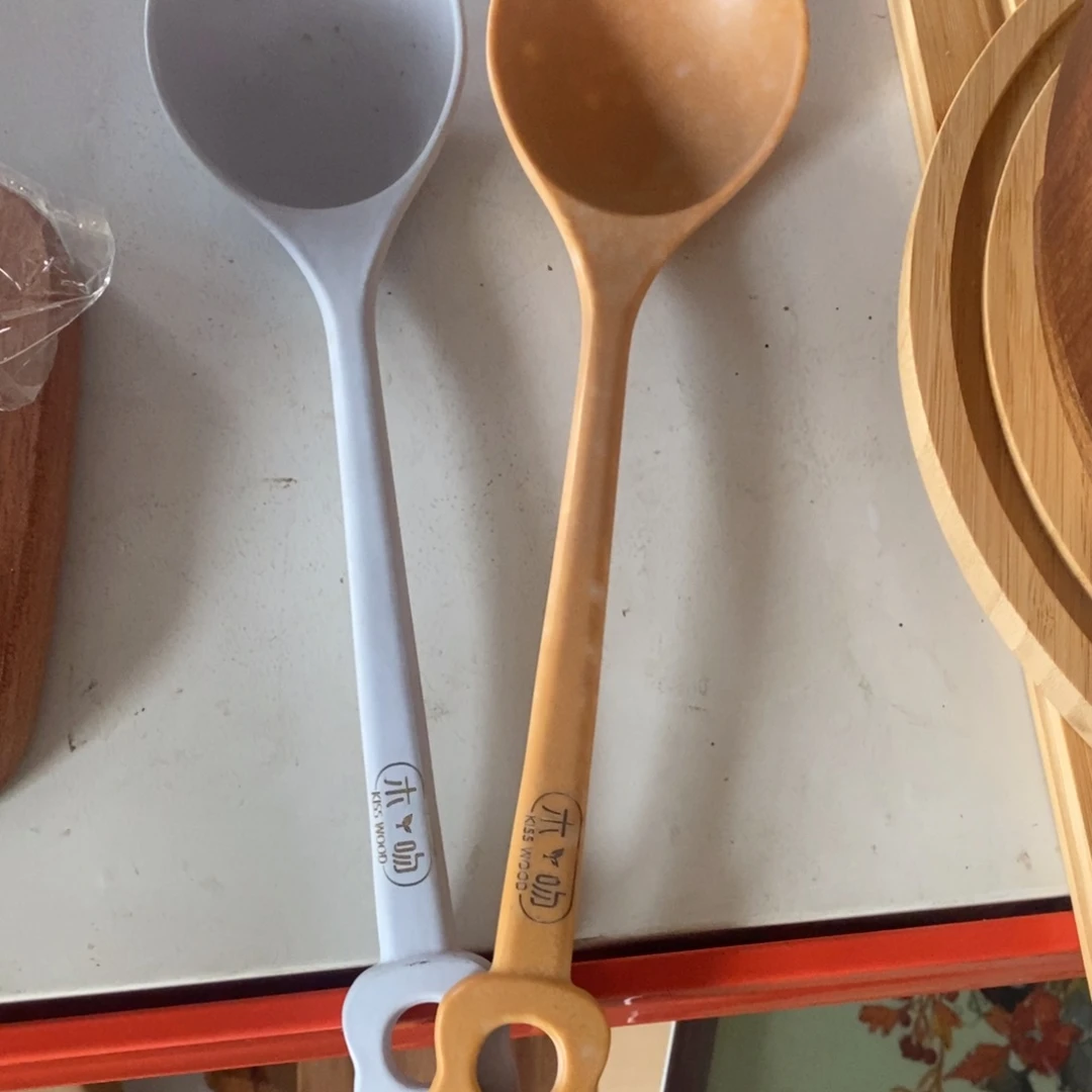 一****?两个木质纤维汤勺蓝色的