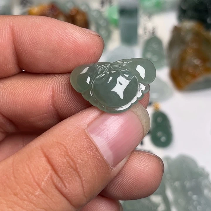 翡翠未镶嵌颈饰螃蟹