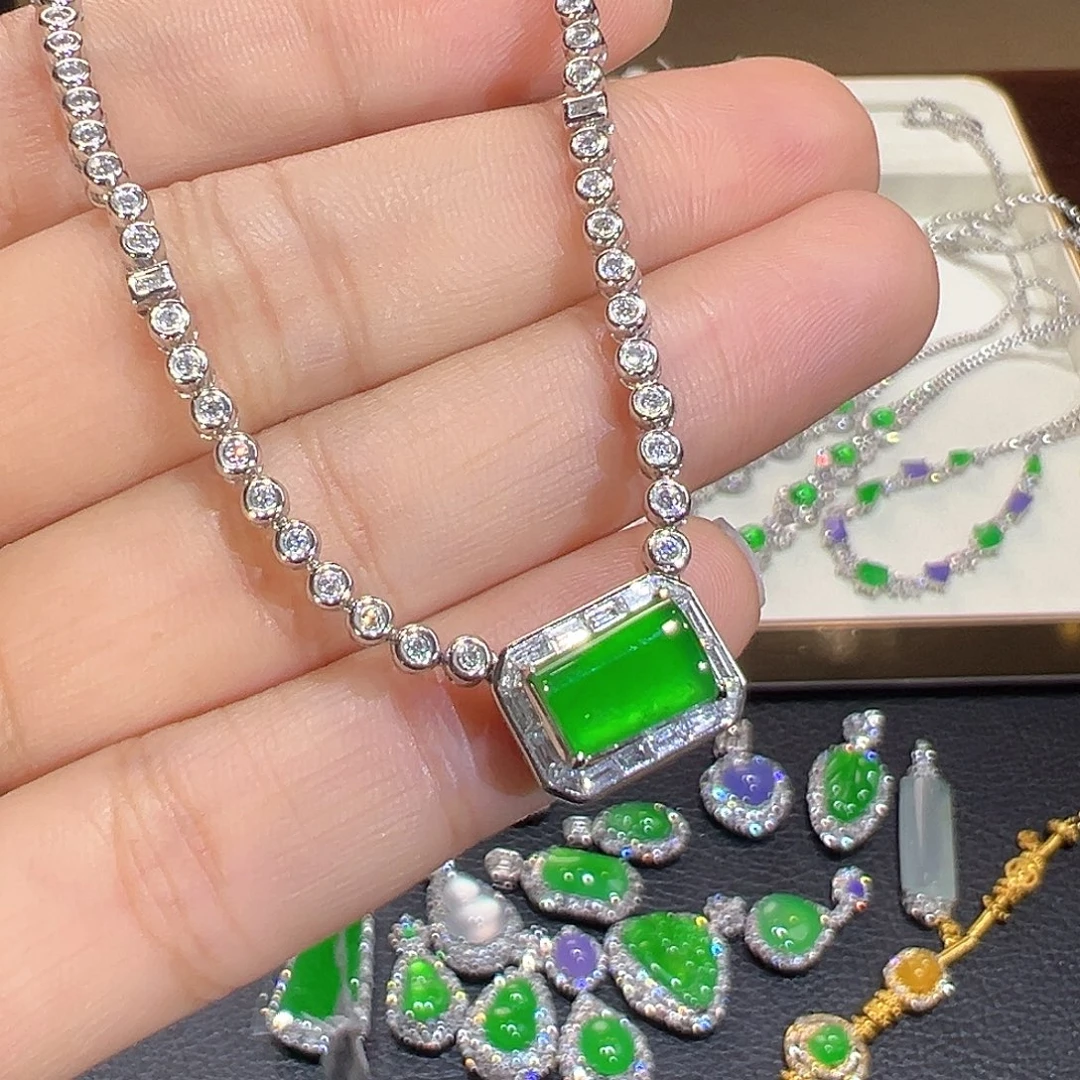 翡翠18K金镶嵌颈饰