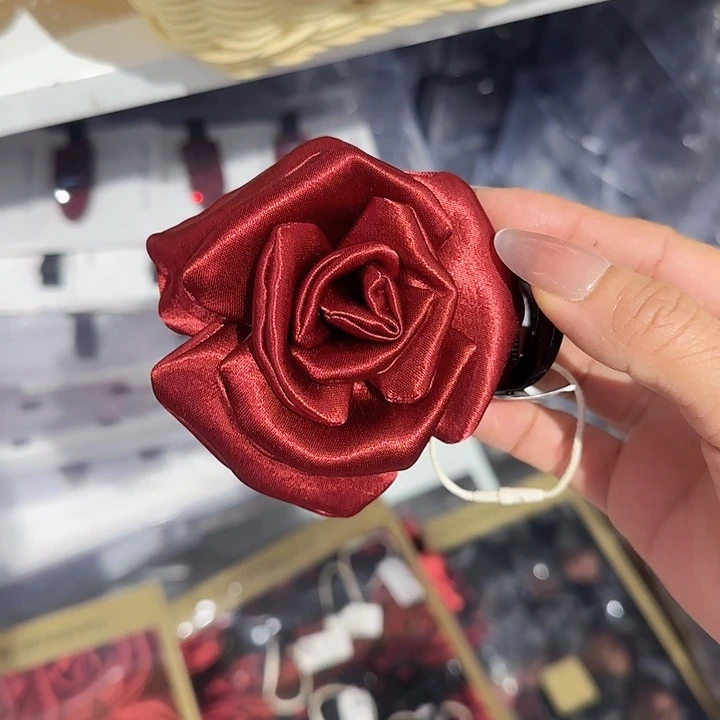 非金属布艺酒红色缎面山茶花抓夹