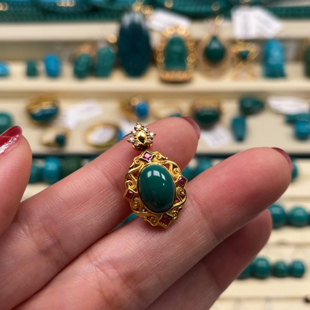 18K金镶嵌绿松石珠宝奇石吊坠