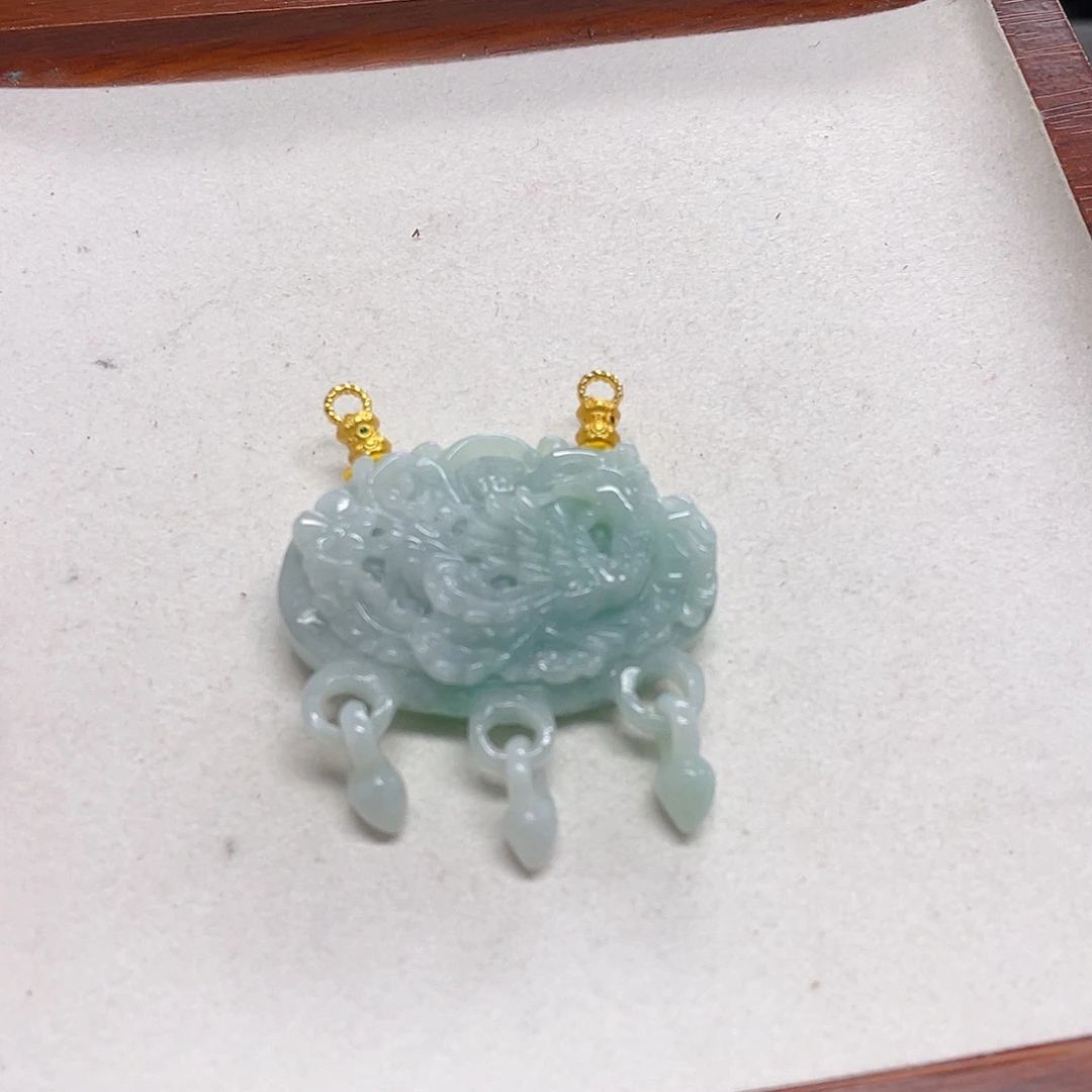 翡翠未镶嵌颈饰凤穿牡丹锁