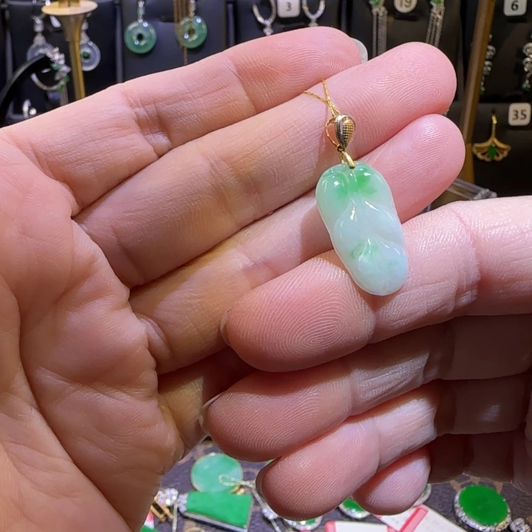 颈饰18K金镶嵌翡翠吊坠