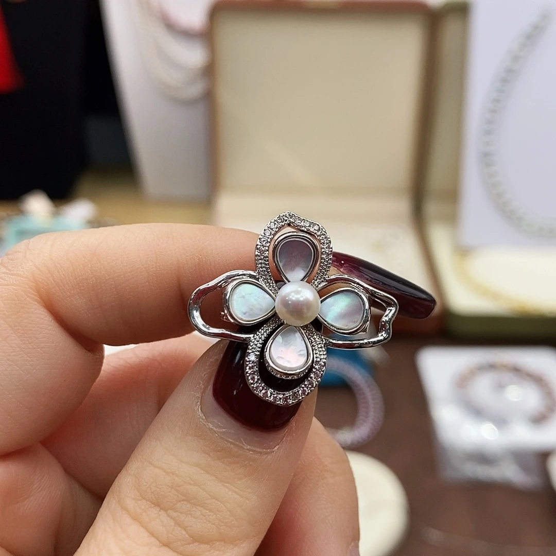 淡水珍珠合金胸饰