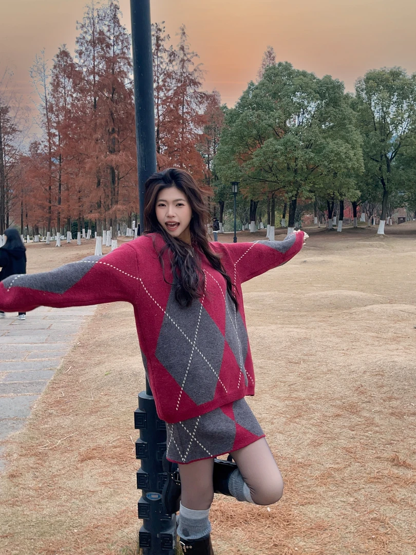 时尚套装百搭加厚V领毛衫拼色菱格长款毛衣短裙慵懒风时尚两件套