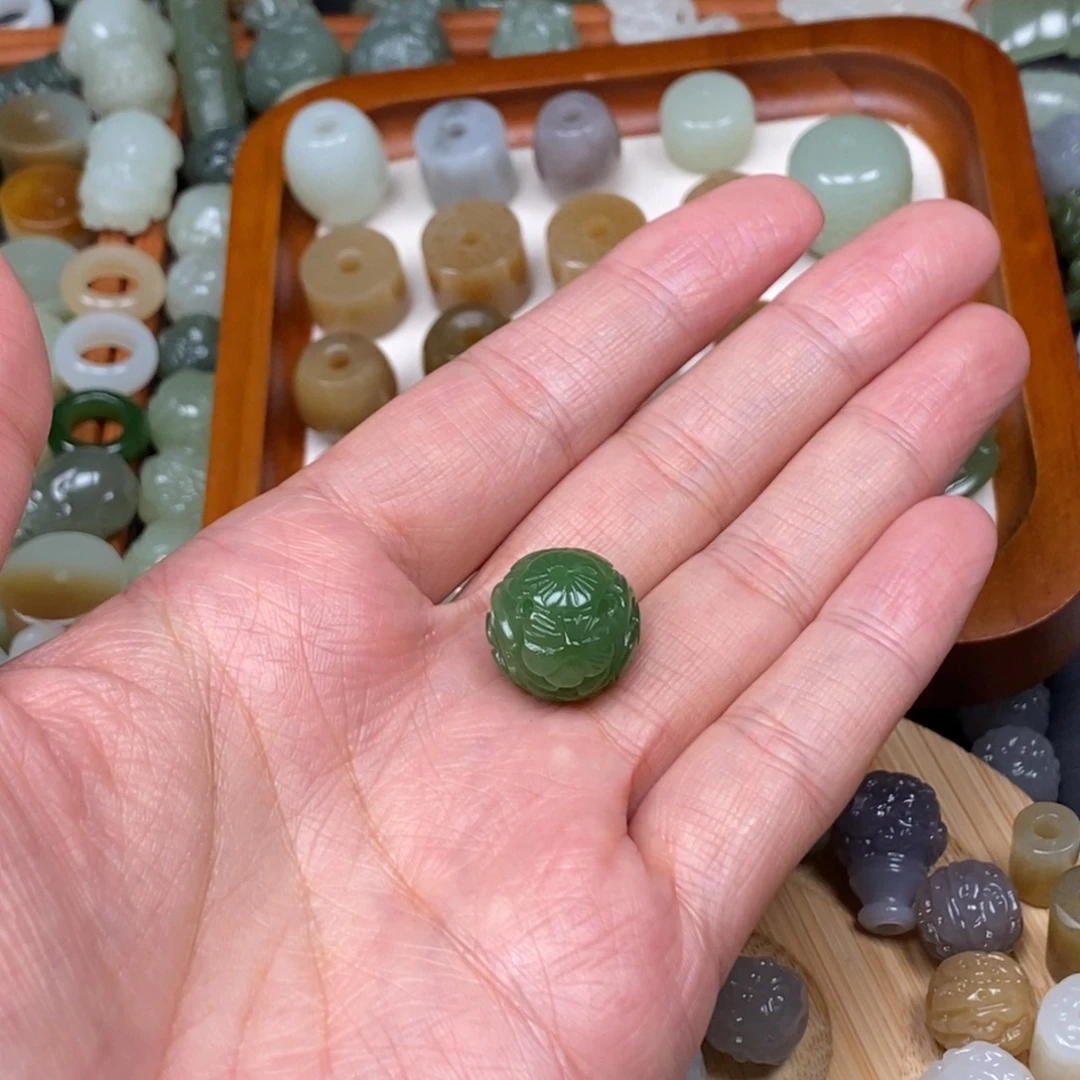 不***衣和田玉未镶嵌颈饰