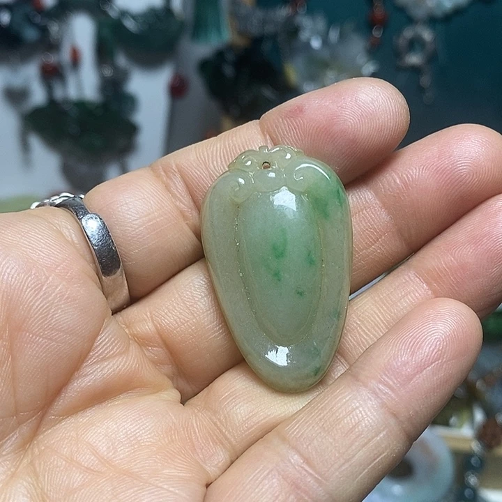 翡翠未镶嵌吊坠(赠链)