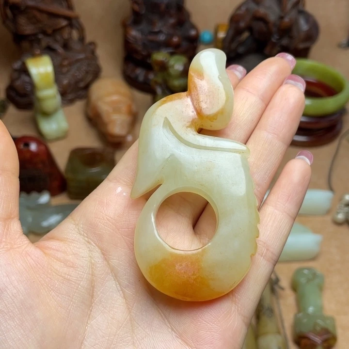 蛇纹石玉未镶嵌颈饰