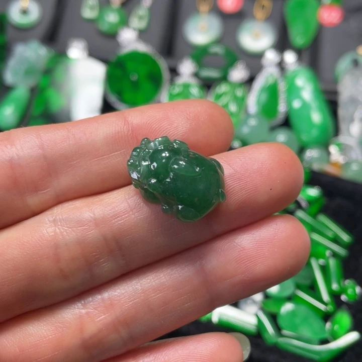 翡翠颈饰未镶嵌湘****装皮丘