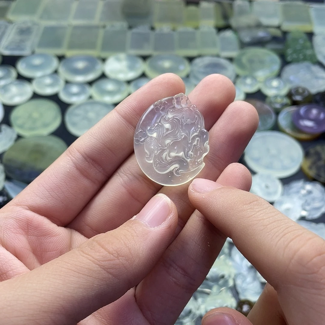 岫玉未镶嵌颈饰九尾狐