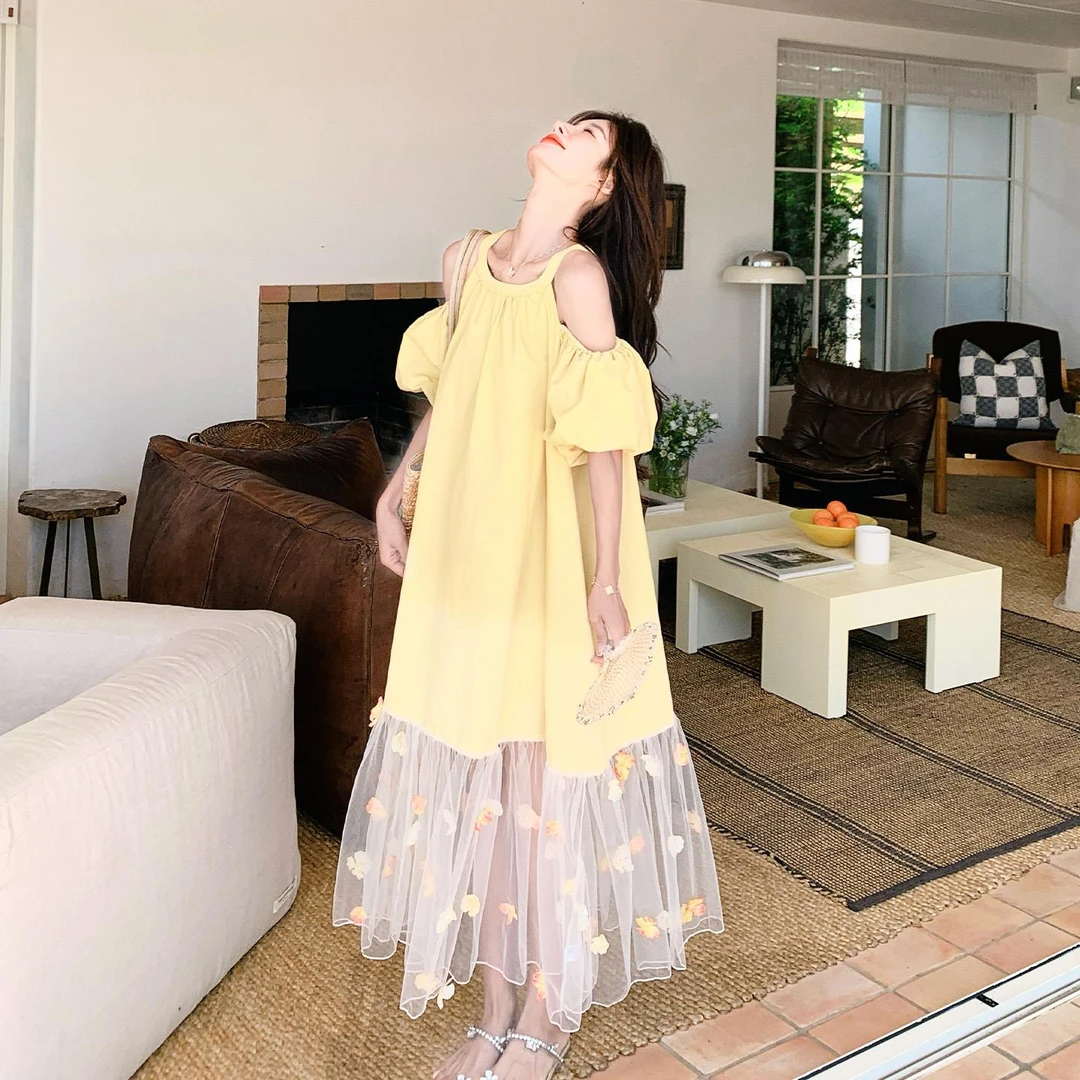 黄色法式多巴胺露肩挂脖连衣裙女2025夏新款气质薄纱立体花朵长裙