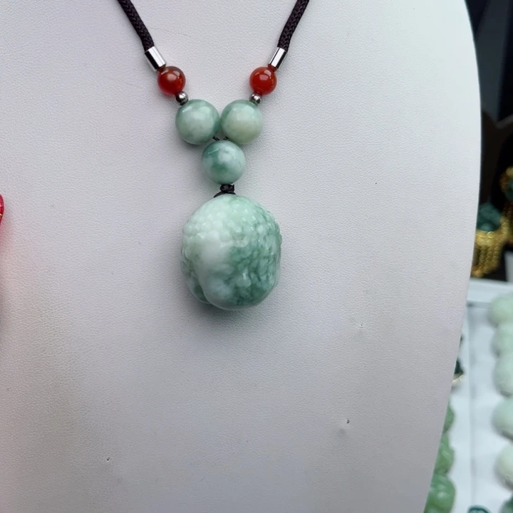 透闪石-蛇纹石玉未镶嵌颈饰