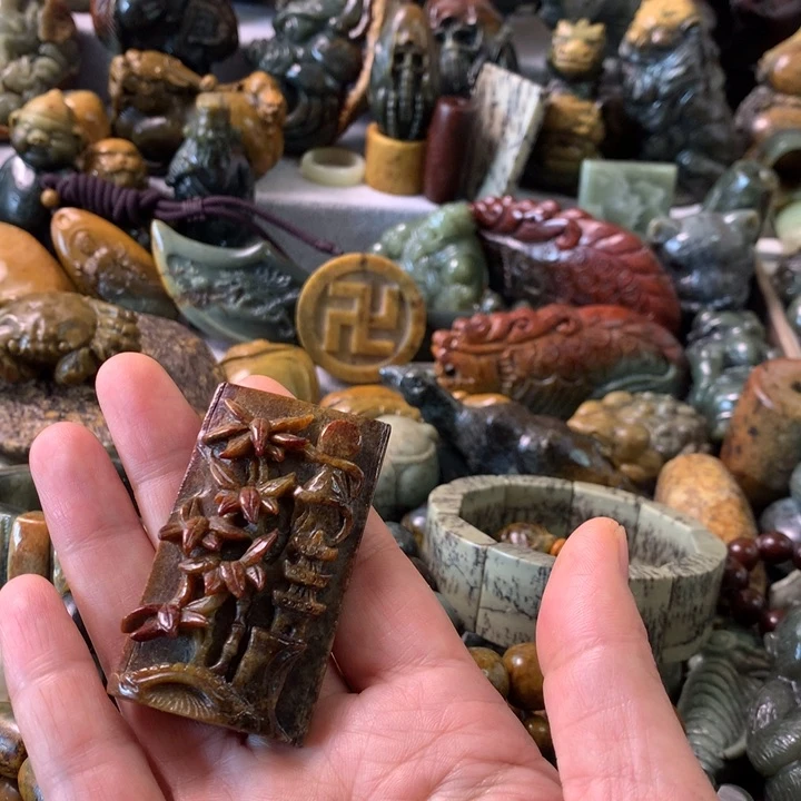 未镶嵌岫岩河磨玉（透闪石质玉）把件