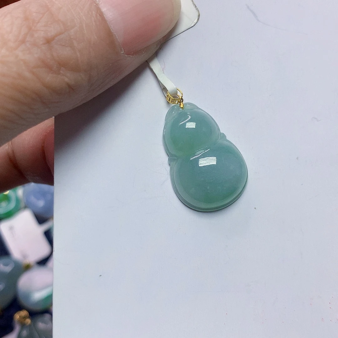 翡翠18K金镶嵌颈饰葫芦