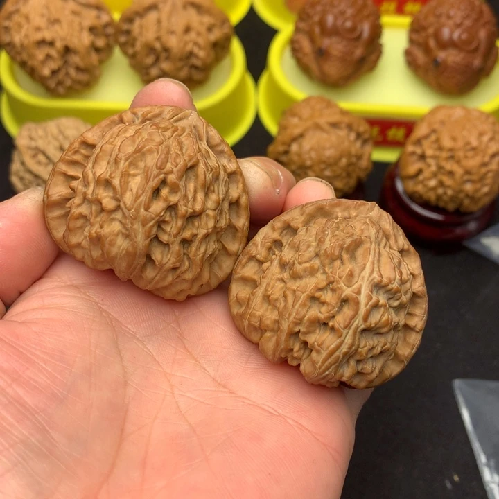 文玩核桃吊坠白狮子