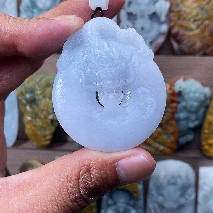 定制翡翠未镶嵌龙牌。抛光3天