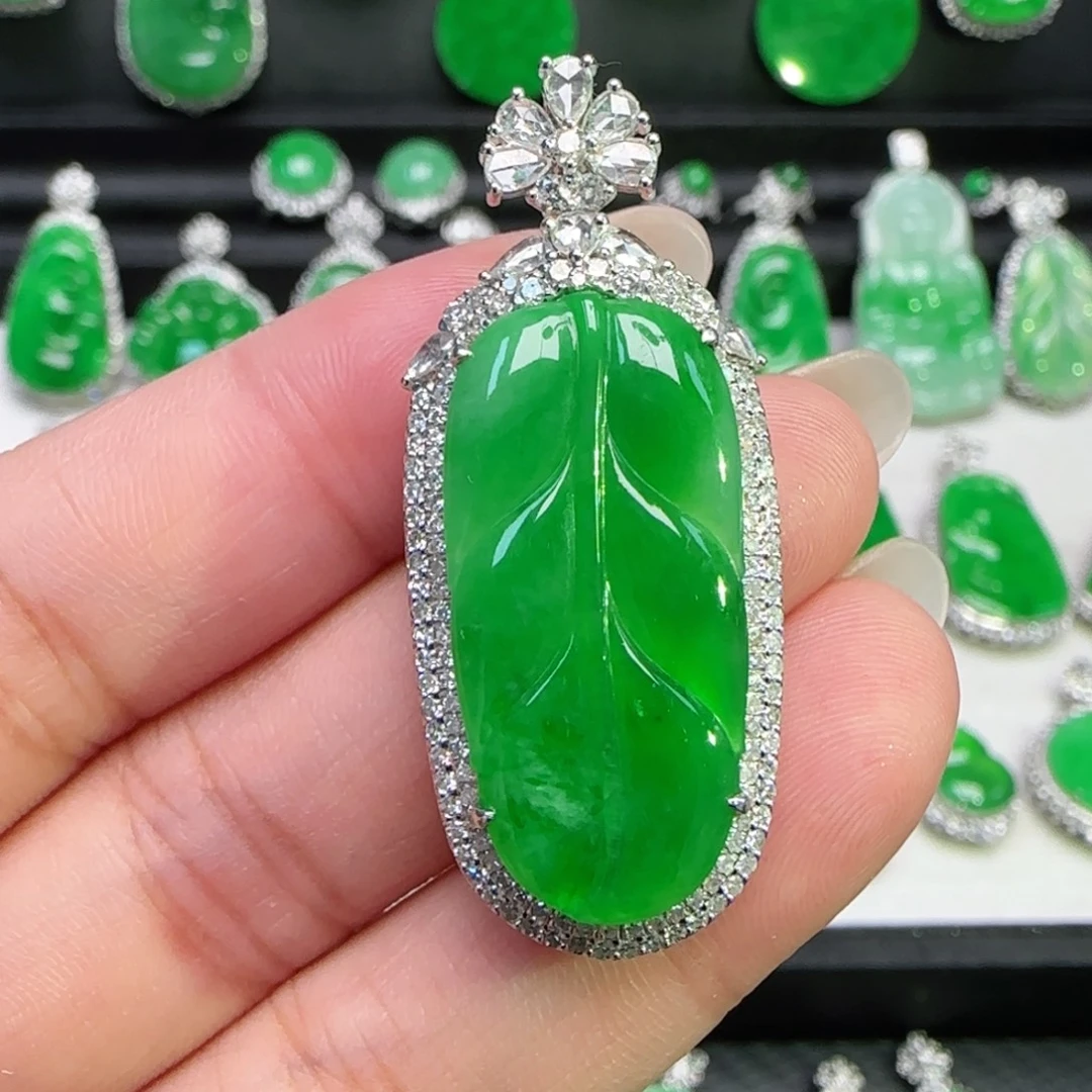 翡翠18K金镶嵌颈饰吊坠