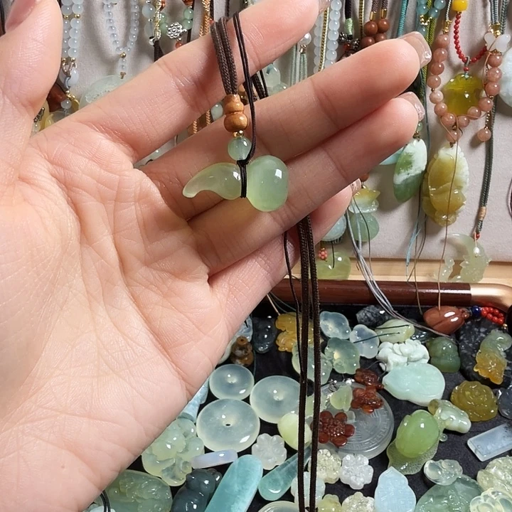 恒***司蛇纹石玉合金颈饰