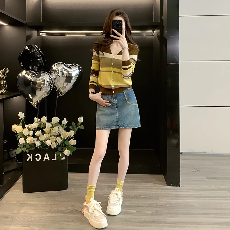 早秋穿搭套装女2025新款小个子显瘦咖色条纹针织衫上衣短裙两件套