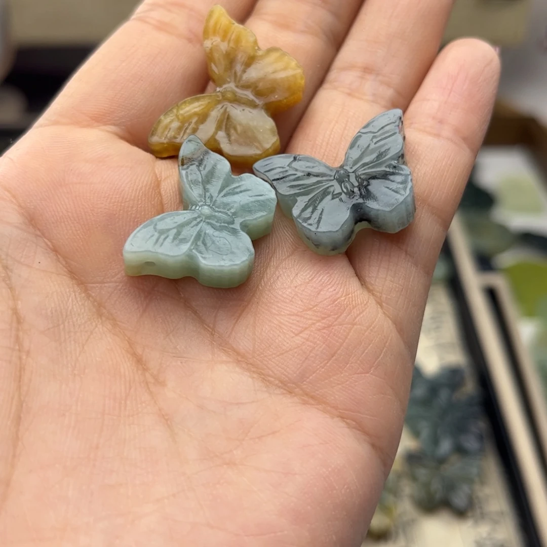 蛇纹石玉未镶嵌颈饰朔*