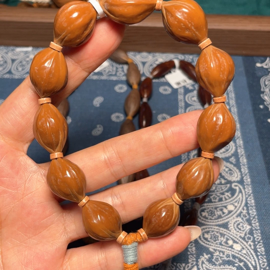 橄榄核吊坠四花手持