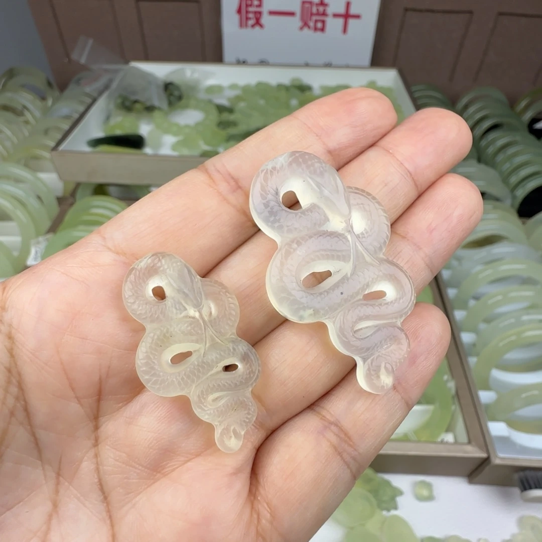 ゛***⑅蛇纹石玉未镶嵌颈饰