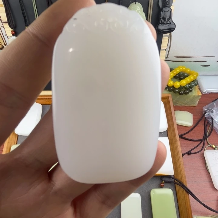 朱***莉玉平安无事牌白46圆弧祥云