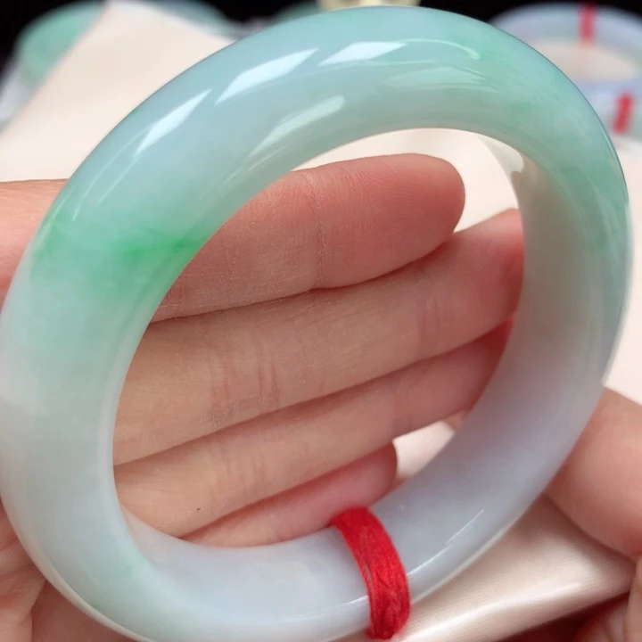 翡翠手镯未镶嵌绿底飘花40号