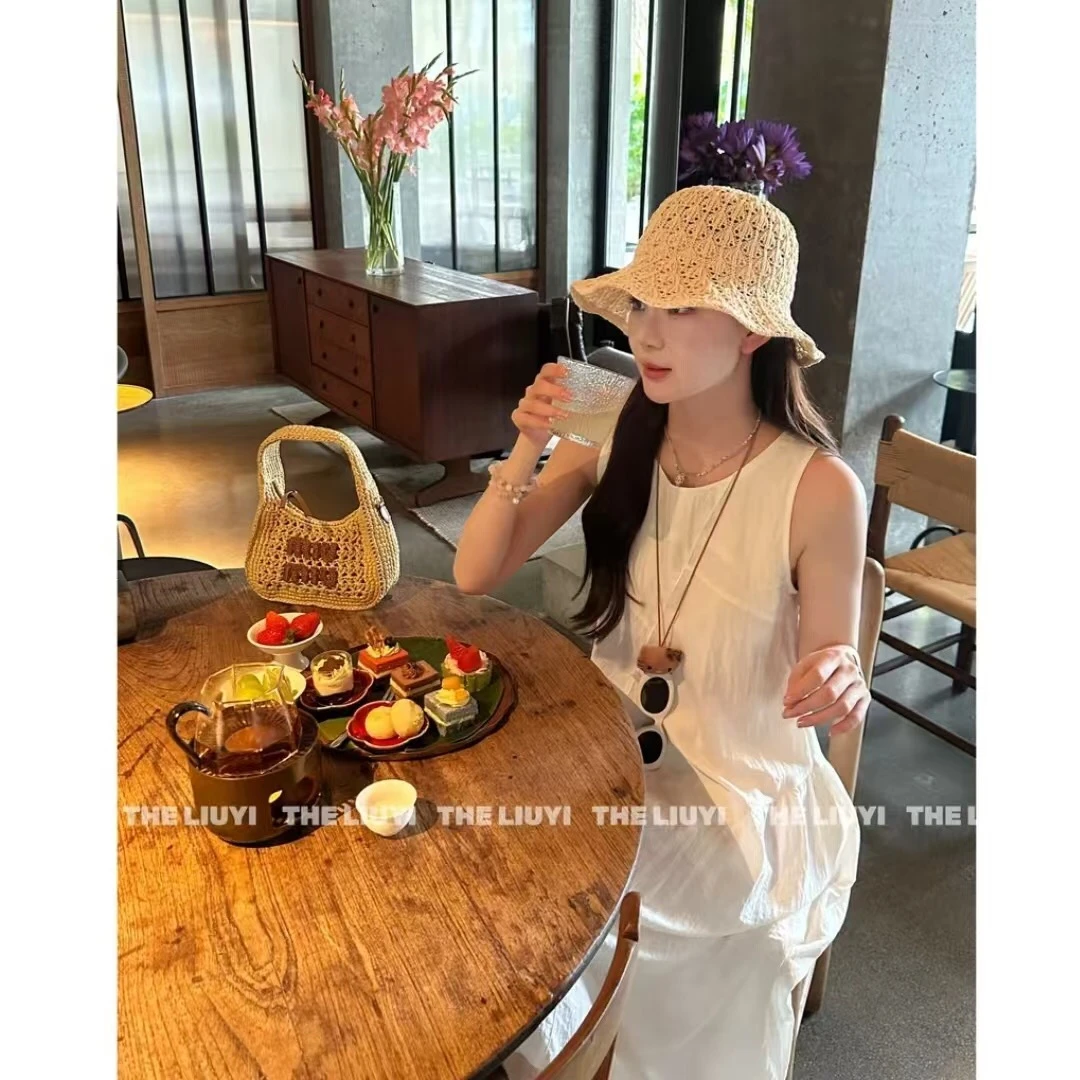 夏季新款极简风LIUYI三宅裙纯白正肩圆领无袖温柔时尚背心连衣裙